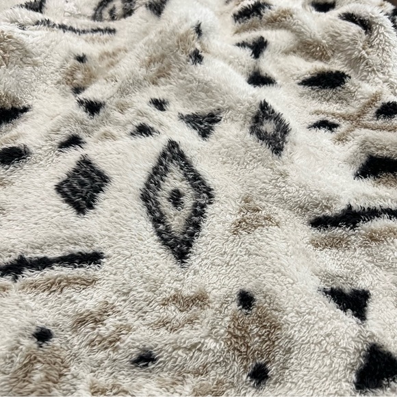 Sherpa pullover sweatshirt v neck zip pockets cream white black tan tribal Small - Picture 10 of 10